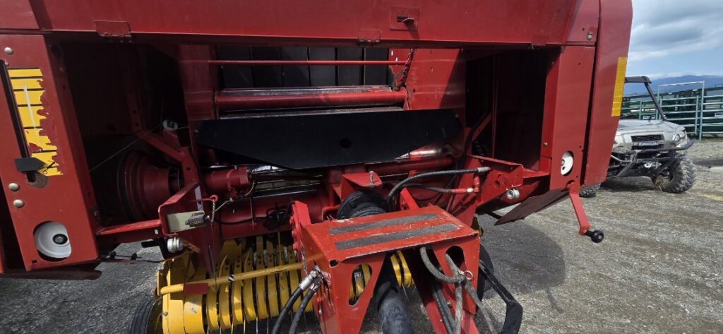 2011 New Holland BR7060 baler 3