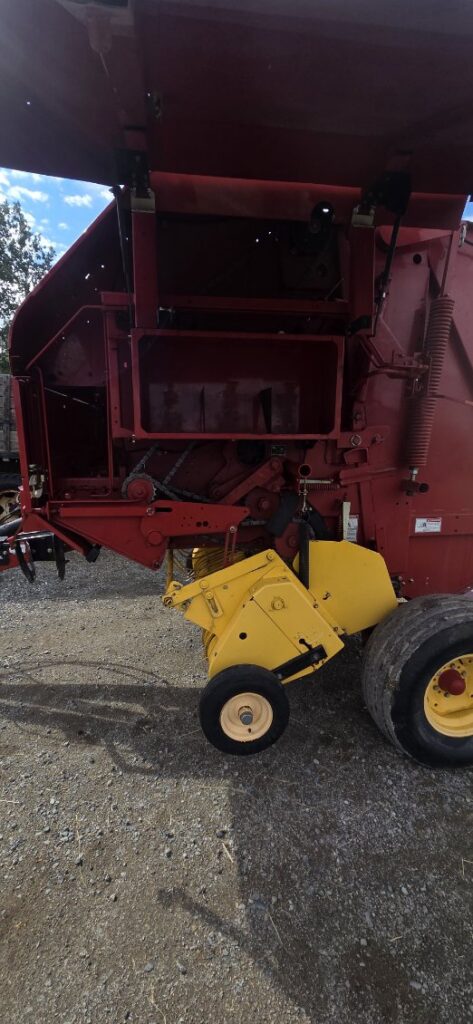 2011 New Holland BR7060 baler 4